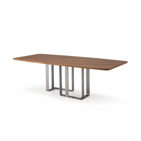 Tavolo con piano in legno e basamento in metallo